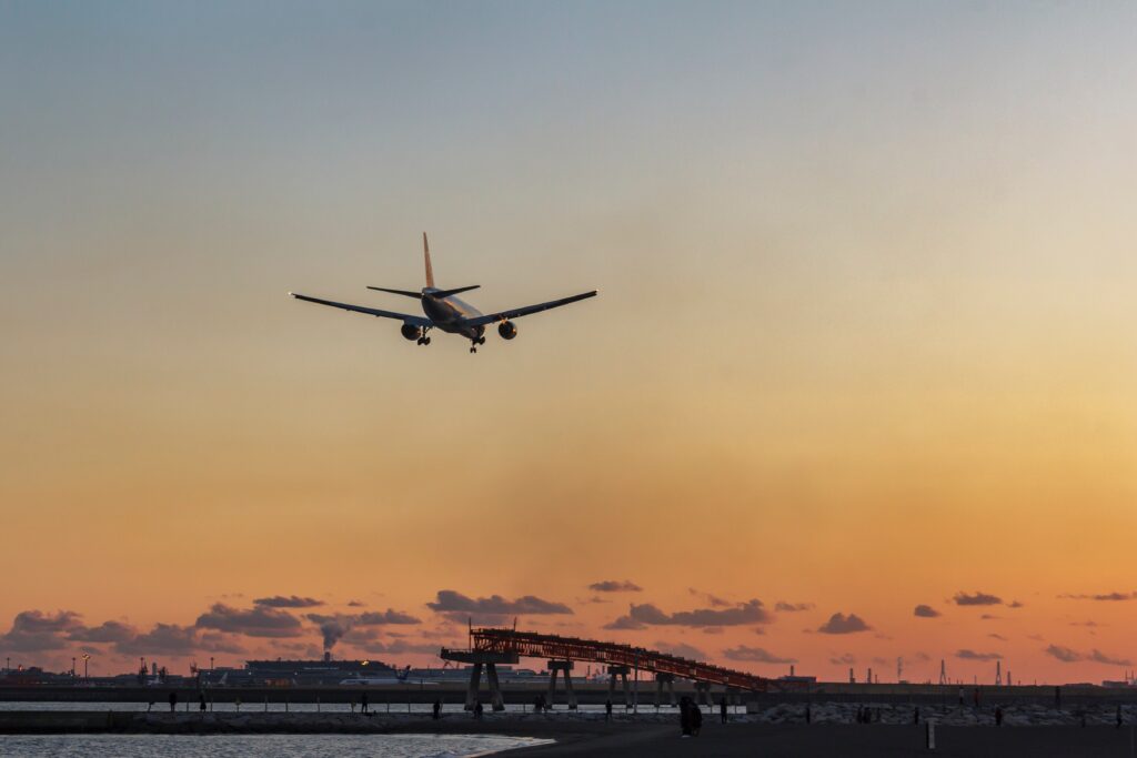 空港に着陸する飛行機