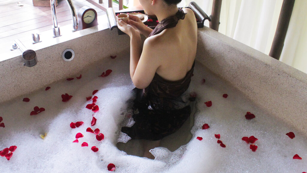 サロンを水着代わりにしてフラワーバスを楽しむ