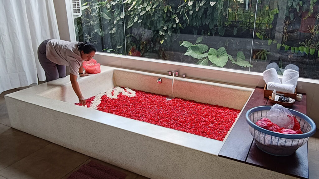 フラワーバスの準備をしているセラピストさん