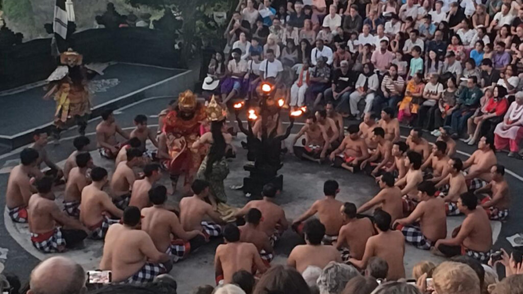 ラワナに捕まったシータ姫とそれを助けようとするガルーダ