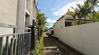 ヴィラ前の路地