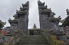 グラップ寺院の山門