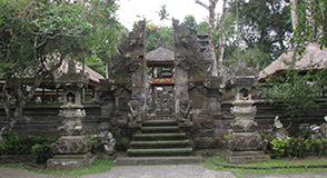 グヌン・ルバー寺院