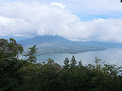 湖越しのバトゥール山