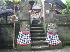 寺院の石像