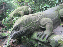 コモドドラゴンの石像