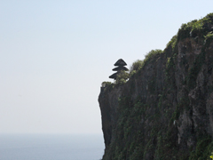 断崖に立つ多重塔