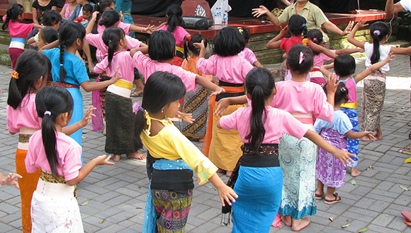 ウブド王宮で踊りの練習をする女の子たち
