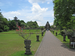 芝生の広場