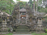 グヌン・ルバ寺院